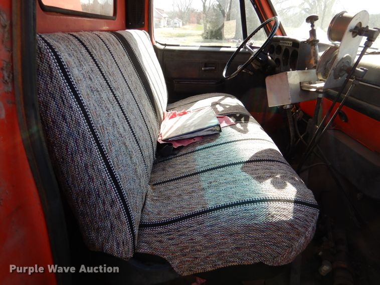 image for item LJ9947 1985 GMC Sierra 7000  oil distributor truck