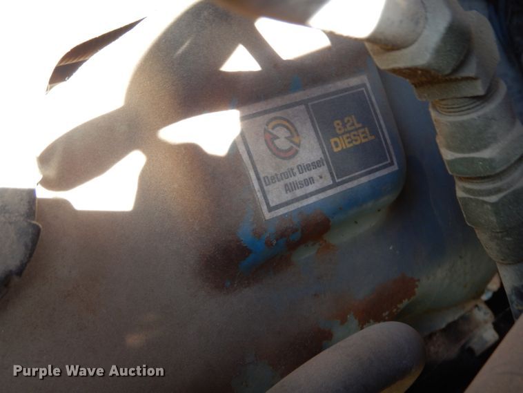 image for item LJ9947 1985 GMC Sierra 7000  oil distributor truck