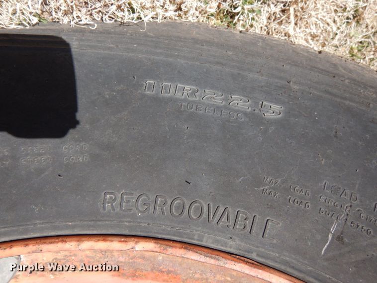 image for item LJ9947 1985 GMC Sierra 7000  oil distributor truck