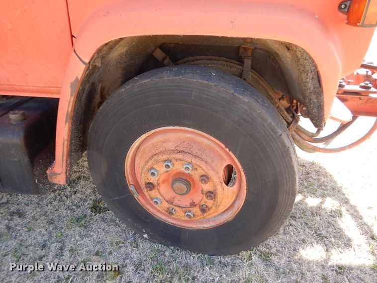 image for item LJ9947 1985 GMC Sierra 7000  oil distributor truck