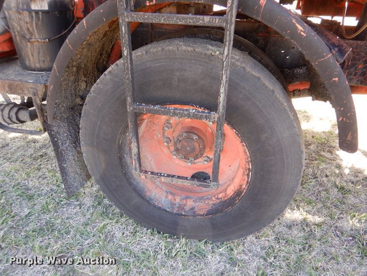 image for item LJ9947 1985 GMC Sierra 7000  oil distributor truck