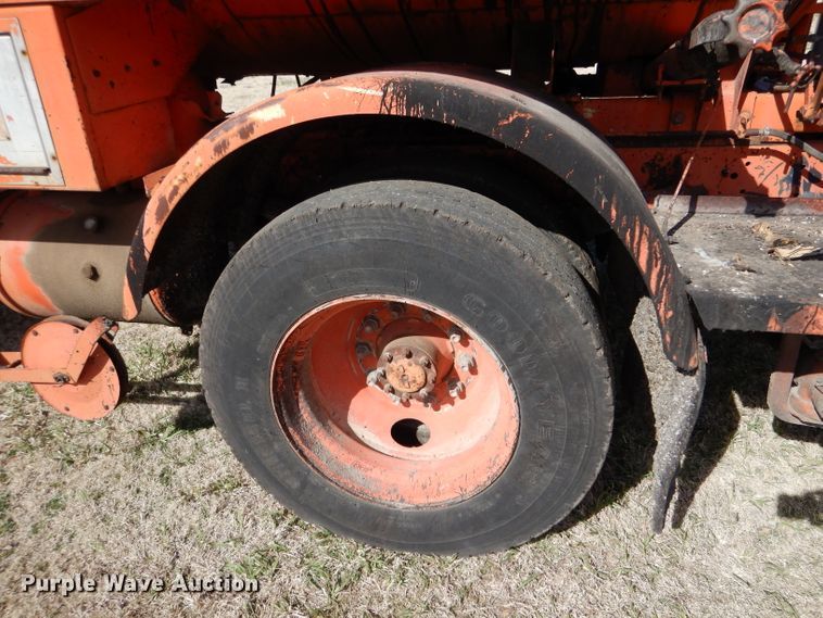 image for item LJ9947 1985 GMC Sierra 7000  oil distributor truck