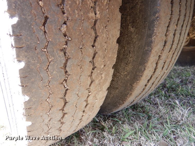 image for item LJ9947 1985 GMC Sierra 7000  oil distributor truck