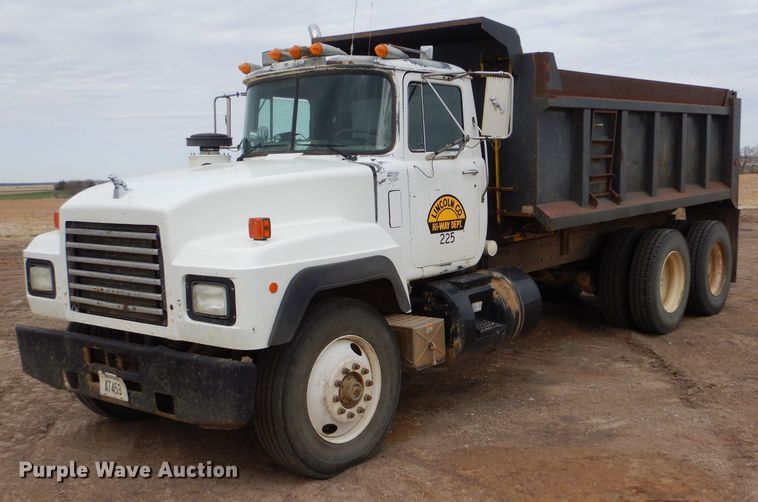 image for item LJ9955 1993 Mack RD690S  dump truck