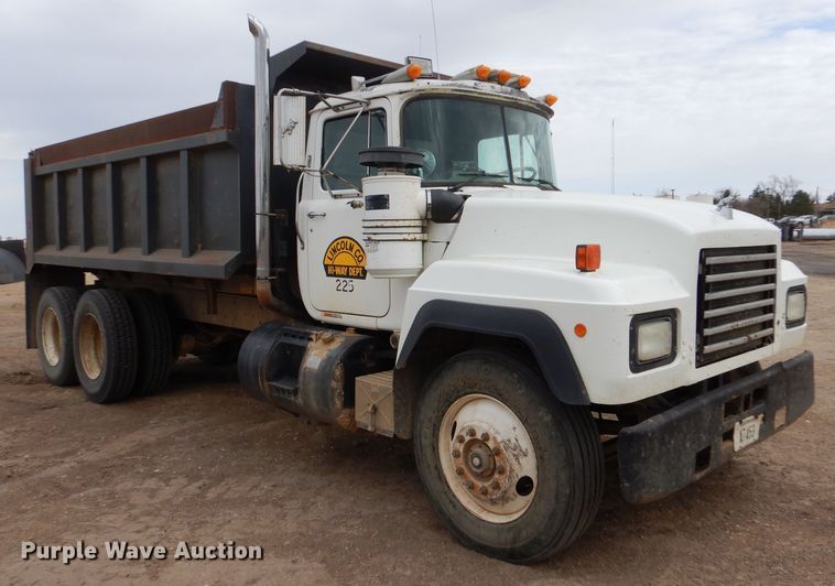 image for item LJ9955 1993 Mack RD690S  dump truck