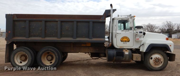 image for item LJ9955 1993 Mack RD690S  dump truck