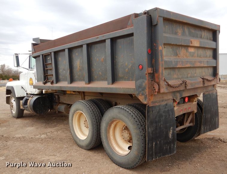 image for item LJ9955 1993 Mack RD690S  dump truck