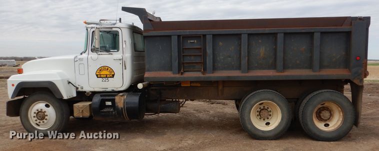image for item LJ9955 1993 Mack RD690S  dump truck