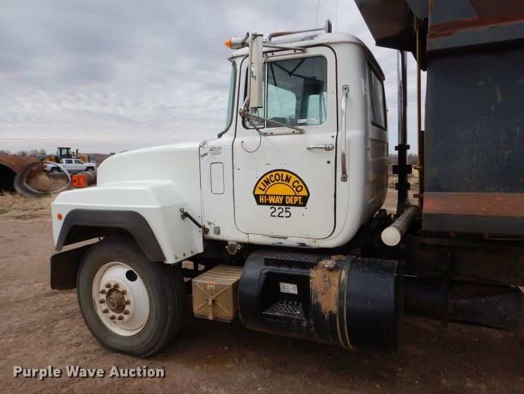 image for item LJ9955 1993 Mack RD690S  dump truck