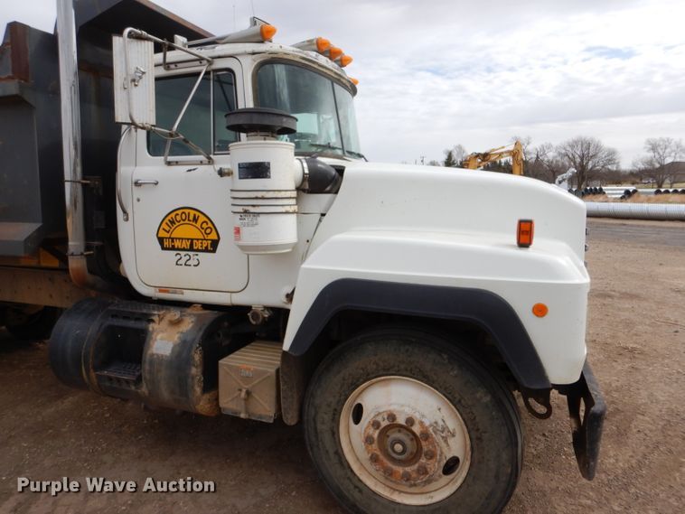 image for item LJ9955 1993 Mack RD690S  dump truck