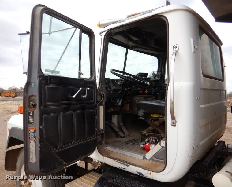 image for item LJ9955 1993 Mack RD690S  dump truck