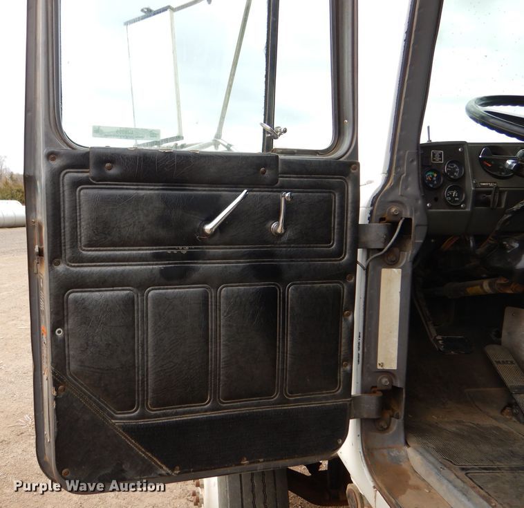 image for item LJ9955 1993 Mack RD690S  dump truck