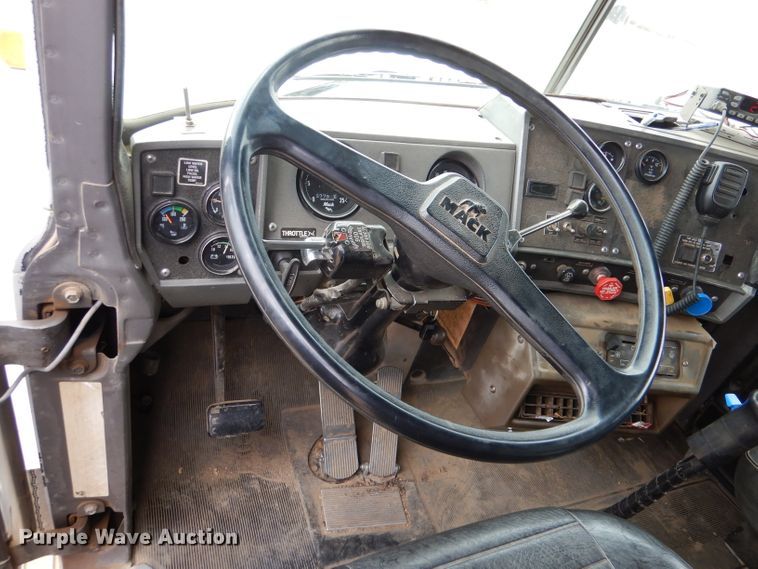 image for item LJ9955 1993 Mack RD690S  dump truck