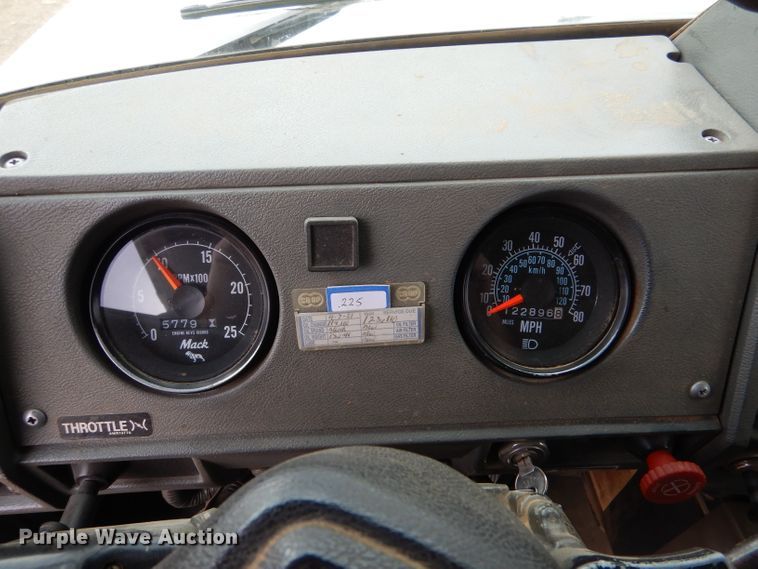 image for item LJ9955 1993 Mack RD690S  dump truck