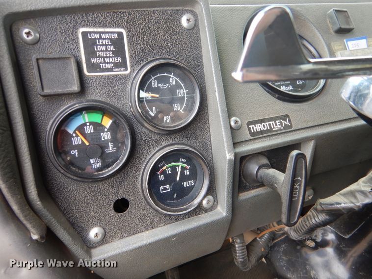 image for item LJ9955 1993 Mack RD690S  dump truck