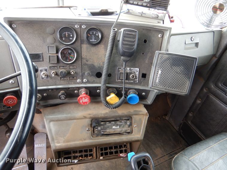 image for item LJ9955 1993 Mack RD690S  dump truck