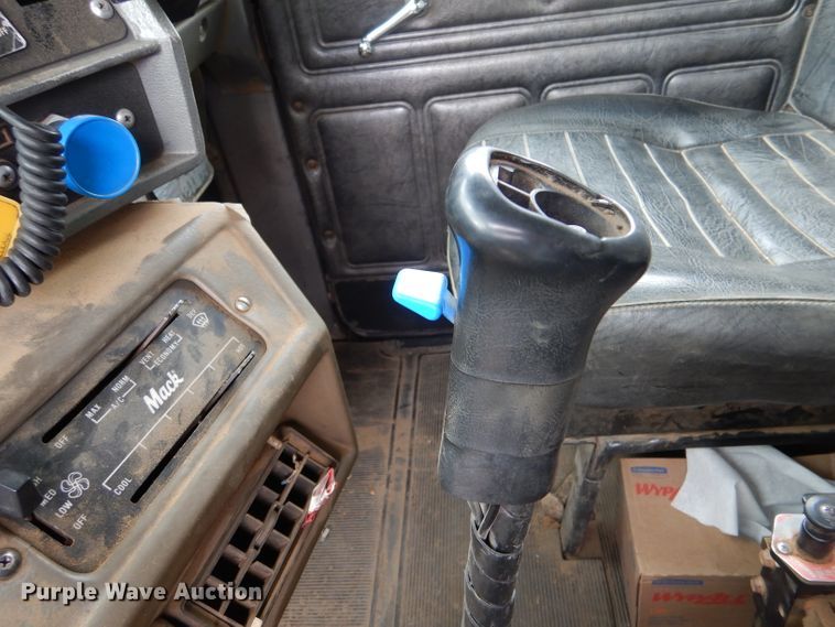 image for item LJ9955 1993 Mack RD690S  dump truck