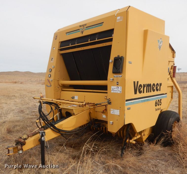 image for item DJ1286 Vermeer 605L  round baler