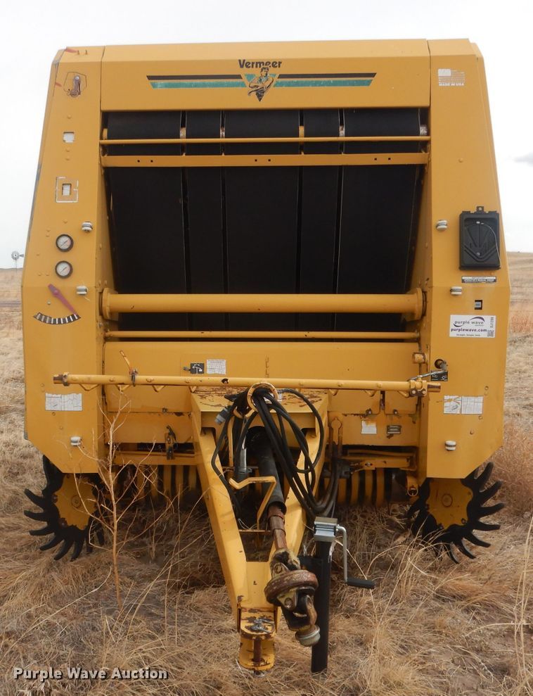 image for item DJ1286 Vermeer 605L  round baler
