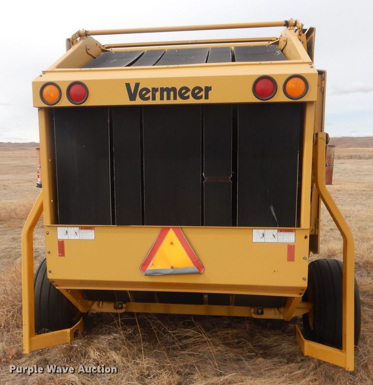 image for item DJ1286 Vermeer 605L  round baler