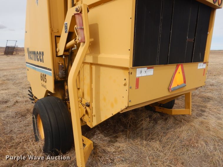 image for item DJ1286 Vermeer 605L  round baler