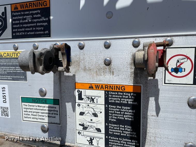 image for item DJ5115 2011 Wilson DWH-550 Pace Setter  grain trailer