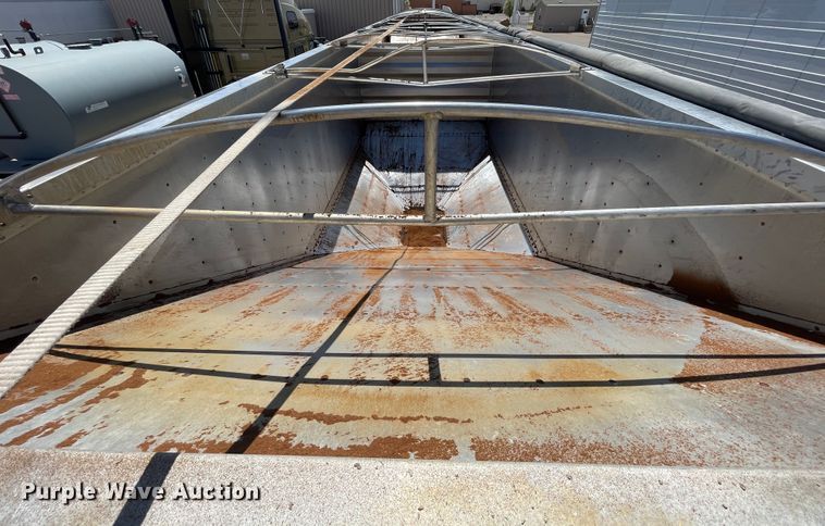 image for item DJ5115 2011 Wilson DWH-550 Pace Setter  grain trailer