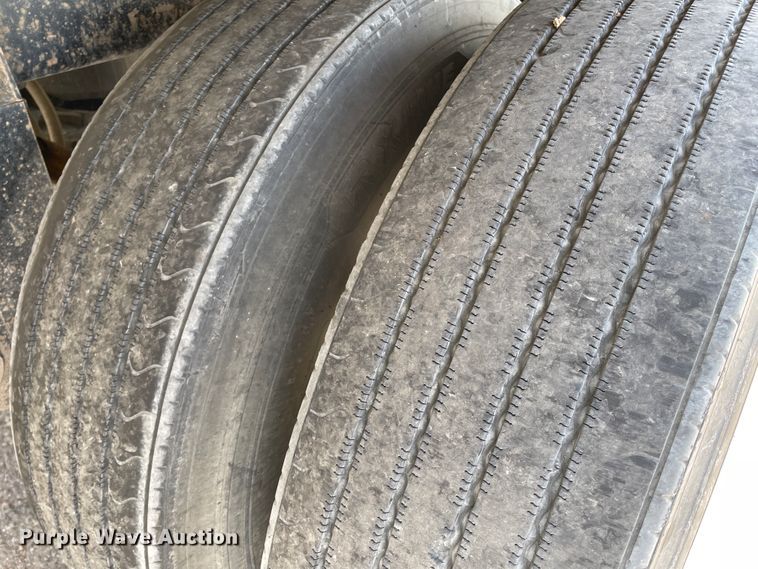 image for item DJ5115 2011 Wilson DWH-550 Pace Setter  grain trailer