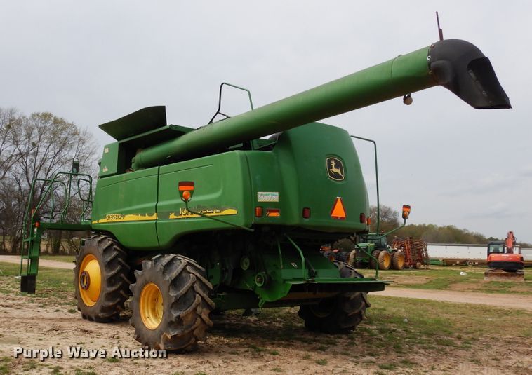 image for item DK0334 2004 John Deere 9760 STS  RWA combine