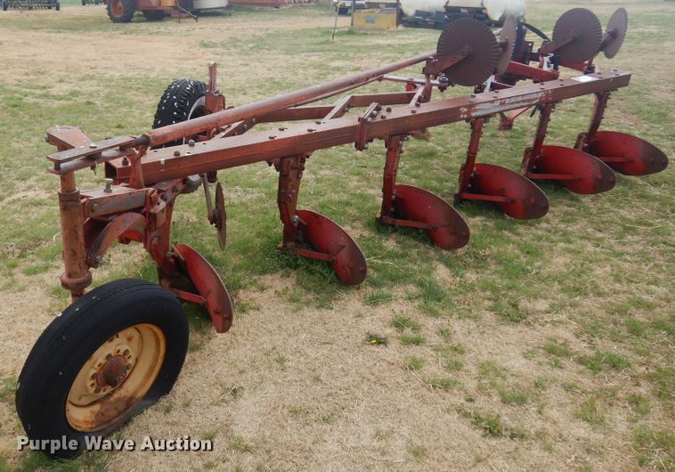 image for item DK0742 Massey Ferguson 86  six bottom plow