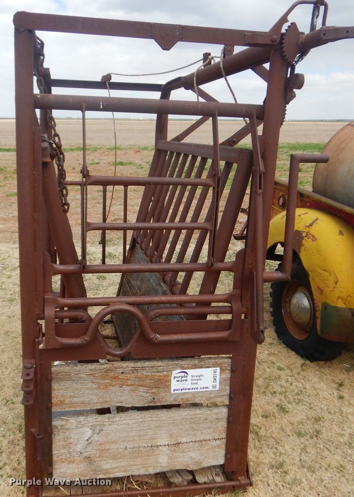 image for item DK0745 Livestock squeeze chute