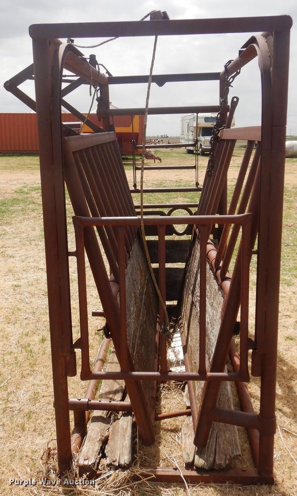 image for item DK0745 Livestock squeeze chute