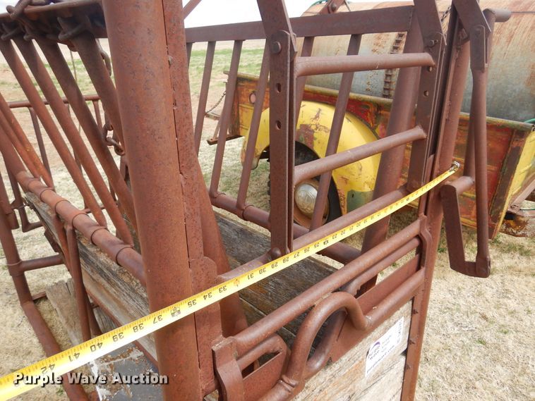 image for item DK0745 Livestock squeeze chute