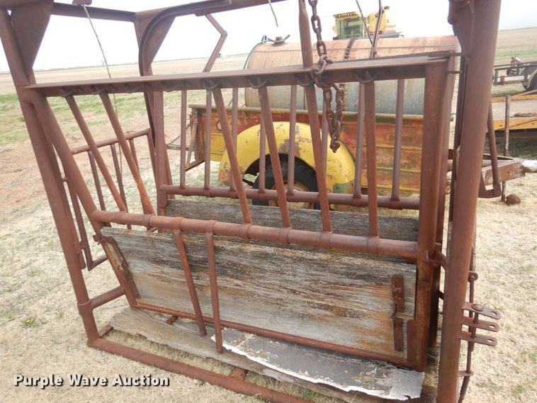 image for item DK0745 Livestock squeeze chute