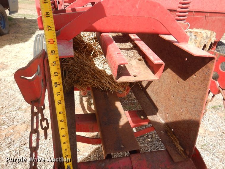 image for item DK0769 1972 New Holland 276  small square baler