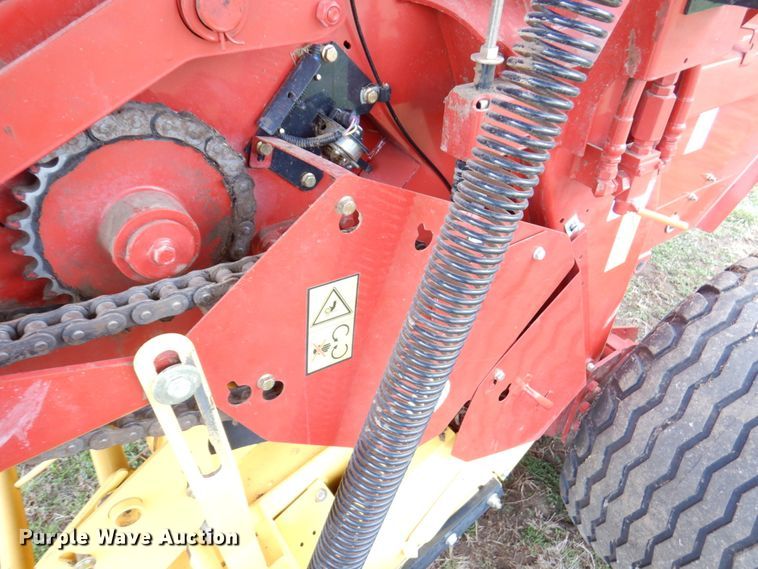 image for item DM6104 2017 New Holland Roll-Belt 560  round baler