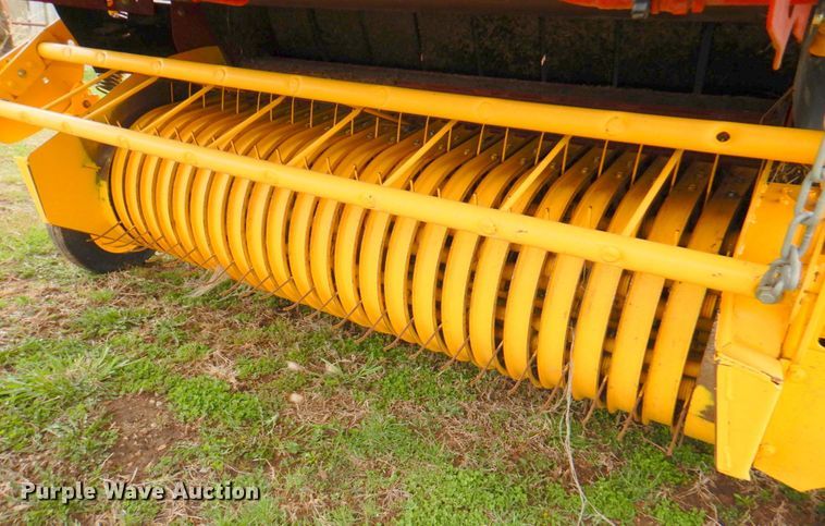 image for item DM6104 2017 New Holland Roll-Belt 560  round baler