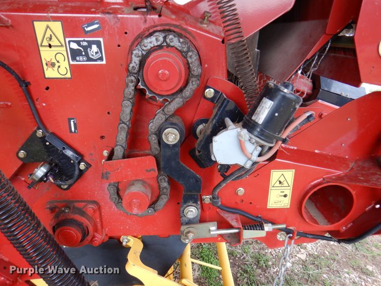 image for item DM6104 2017 New Holland Roll-Belt 560  round baler