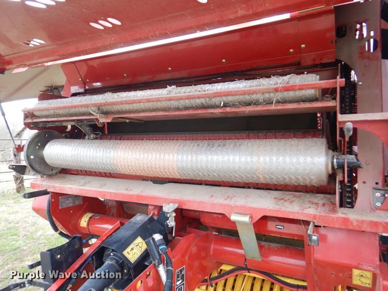 image for item DM6104 2017 New Holland Roll-Belt 560  round baler