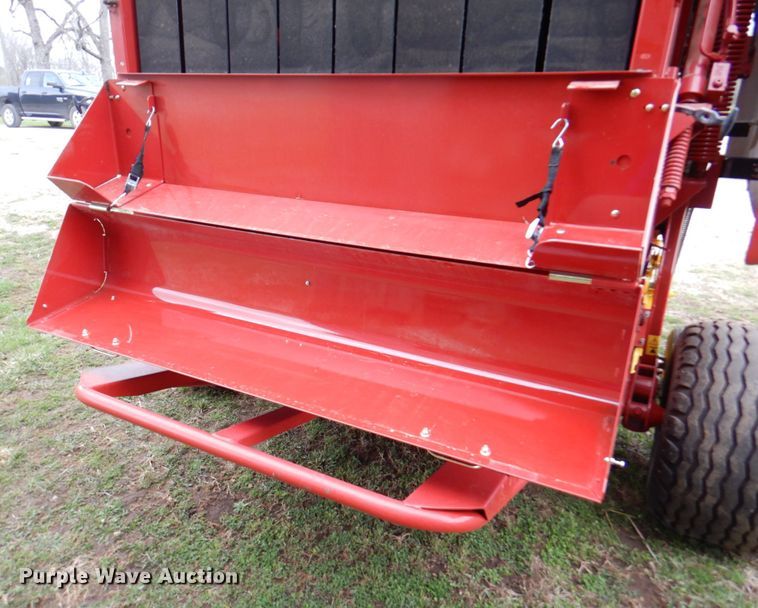 image for item DM6104 2017 New Holland Roll-Belt 560  round baler