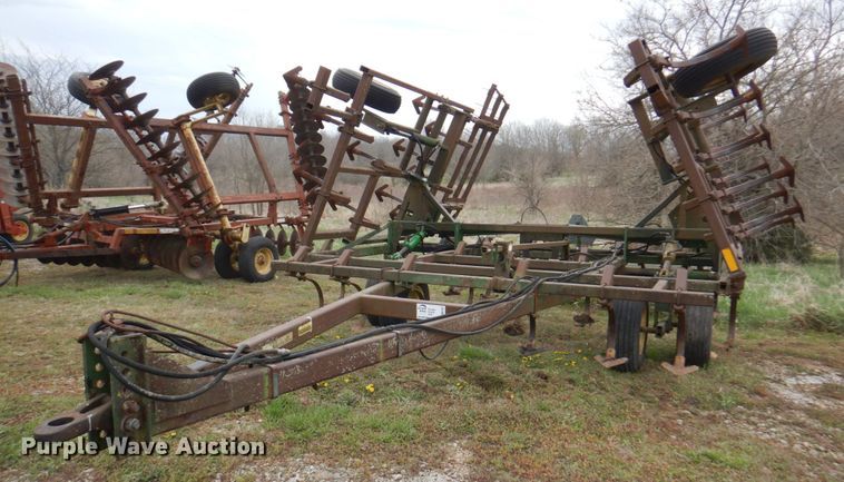 image for item DM6107 John Deere 960  field cultivator
