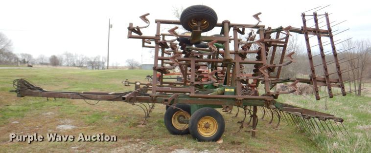 image for item DM6107 John Deere 960  field cultivator