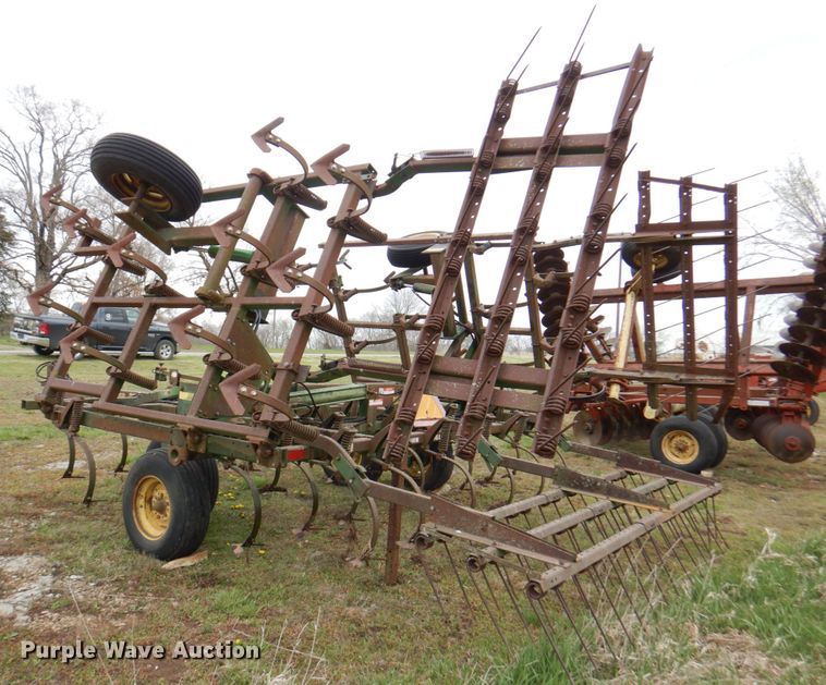 image for item DM6107 John Deere 960  field cultivator