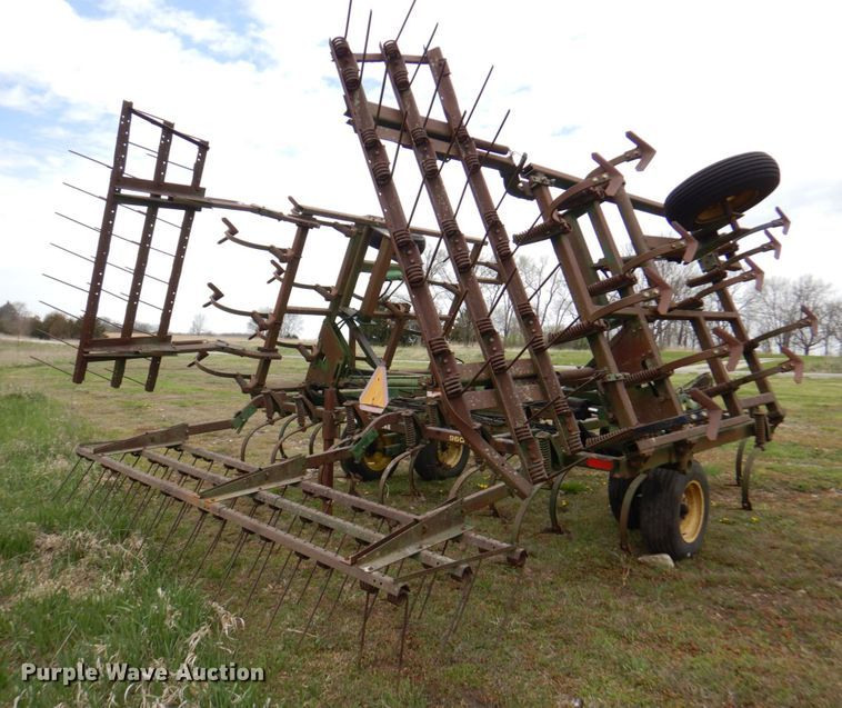 image for item DM6107 John Deere 960  field cultivator