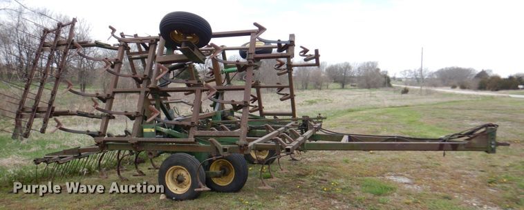 image for item DM6107 John Deere 960  field cultivator