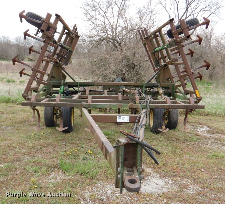 image for item DM6107 John Deere 960  field cultivator