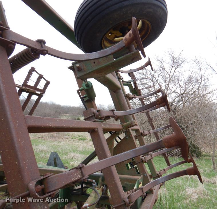 image for item DM6107 John Deere 960  field cultivator