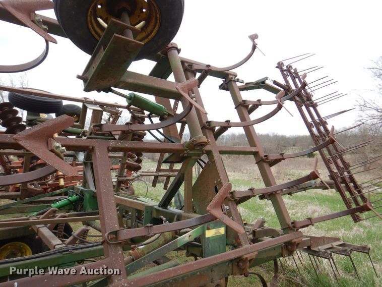 image for item DM6107 John Deere 960  field cultivator