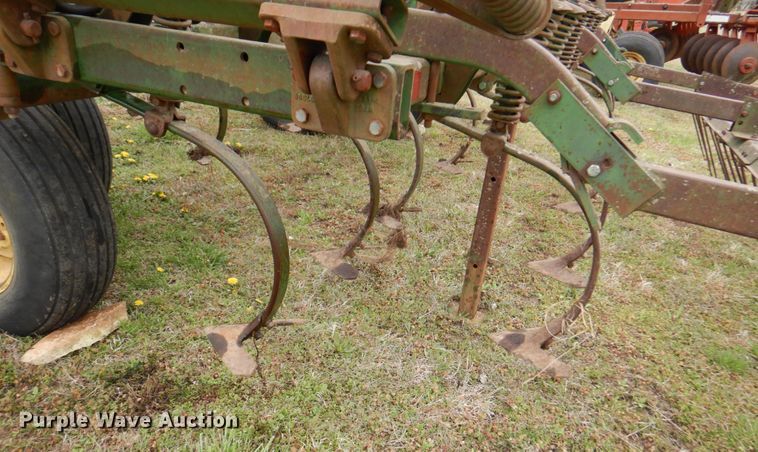 image for item DM6107 John Deere 960  field cultivator