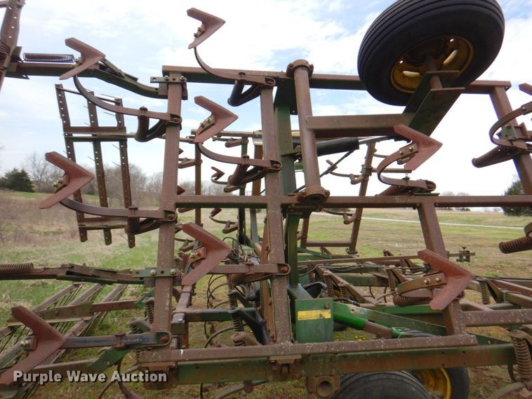 image for item DM6107 John Deere 960  field cultivator
